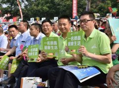 名微晶模切分厂副厂长徐志聪上台进行互动表演